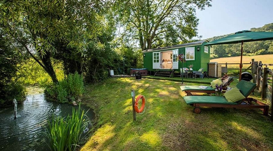 Self Catering Shepherds Hut with Log Burner by Lake in Somerset